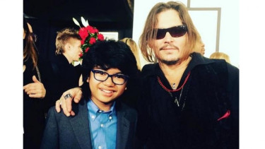 Aktor Hollywood Johny Deep (berkacamata).