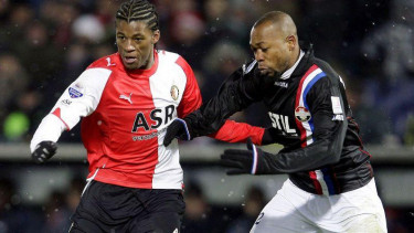 Terduga kasus pengaturan skor Eredivisie, Ibrahim Kargbo (kanan).