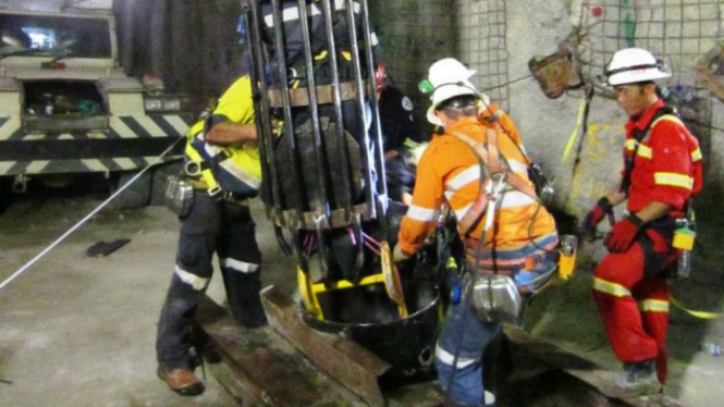 Upaya penyelamatan Mursalin, pekerja yang terjebak reruntuhan tambang emas di Gosowong, Halmahera Utara, Maluku Utara, pada Selasa, 16 Februari 2016.