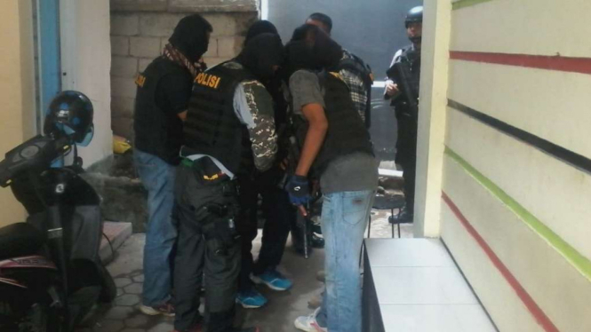 Densus 88 saat akan melakukan aksi penangkapan teroris