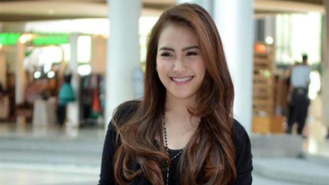 Ayu Ting Ting berseteru dengan Luna Maya