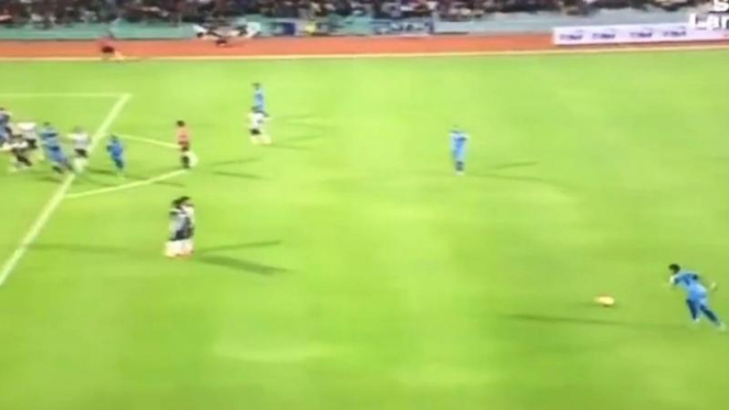 Faiz Subri lepaskan tendangan bebas