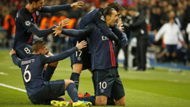 Zlatan Ibrahimovic merayakan gol ke gawang Chelsea di Liga Champions.