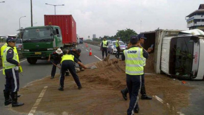 Truk terbalik di ruas tol dalam kota Jakarta beberapa waktu lalu. 