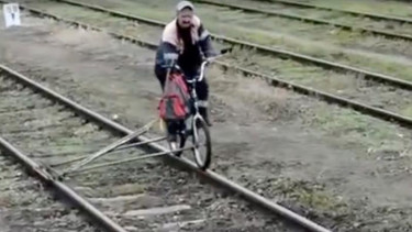 Sepeda yang dimodifikasi untuk bisa melintasi rel kereta.