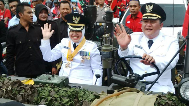 Tri Rismaharini (kiri) saat dilantik menjadi Wali Kota Surabaya, Rabu (17/2/2016)