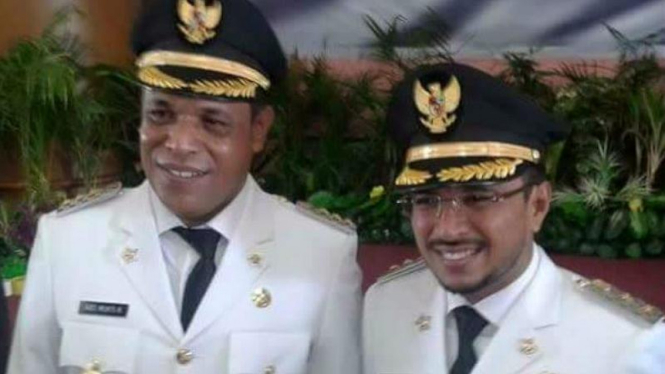 Bupati dan Wakil Bupati Seram Bagian Timur, Abdul Mukti Keliobas dan Fahry Husni Alkatiry, seusai dilantik pada Rabu, 17 Februari 2016.