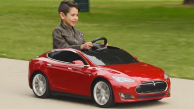 Radio Flyer Tesla Model S.