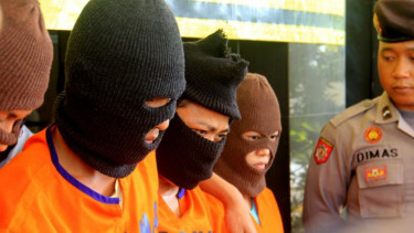 Pasangan kekasih gelap asal Magetan, Jawa Timur, ditangkap aparat Kepolisian setelah membobol brankas kantor Grapari Telkomsel Magetan pada 10 Februari 2016.