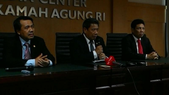 Juru Bcara Mahkamah Agung, Agung Suhadi (tengah)