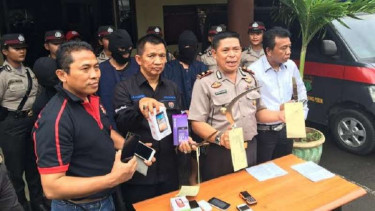 Polisi memperlihatkan barang bukti hasil kejahatan kelompok begal di Tanjung Priok, Jakarta Utara.