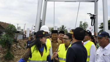 Menko PMK Puan Maharani meresmikan jembatan gantung di Lebak, Banten, Rabu (17/2/2016).