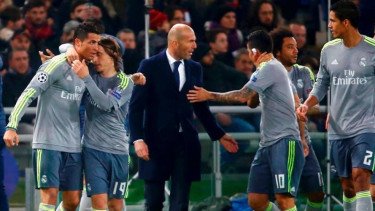 Pelatih Real Madrid, Zinedine Zidane (hitam) dan para pemainnya.