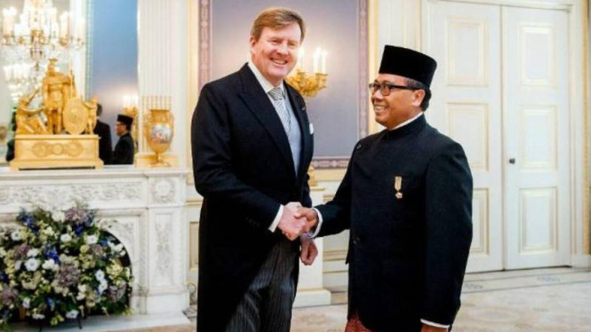 Dubes baru RI untuk Belanda, I Gusti Agung Wesaka Puja, bersama Raja Belanda, Willem-Alexander.