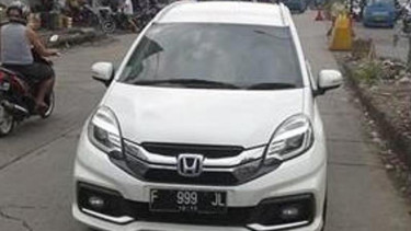 Mobil melawan arus di Cibinong