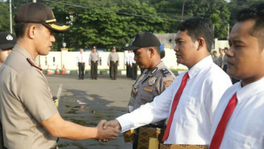 Kapolresta Depok Kombes Dwiyono Beri Penghargaan