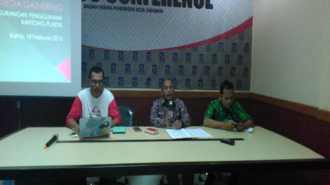 Kepala Badan Lingkungan Hidup (BLH) Kota Surabaya, Musdiq Ali Suhudi menggelar konferensi pers soal kantong plastik berbayar, Kamis, 18 Februari 2016.
