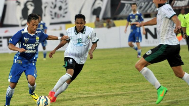 Gelandang Persib, Rahmad Hidayat saat melawan PSS Sleman.