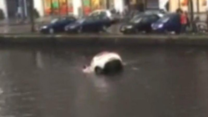 Mobil tercebur di sebuah kanal