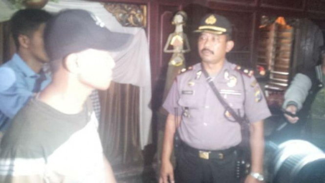 Polisi menemui massa organisasi Front Jihad Islam yang mendatangi pesantren khusus para waria di Kabupaten Bantul, Daerah Istimewa Yogyakarta, pada Jumat, 19 Februari 2016.