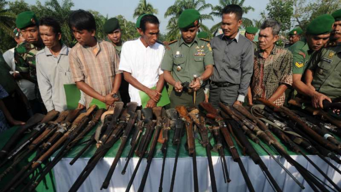 Warga Suku Kubu Jambi menyerahkan senjta tradisional mereka, Rabu (18/2/2016)