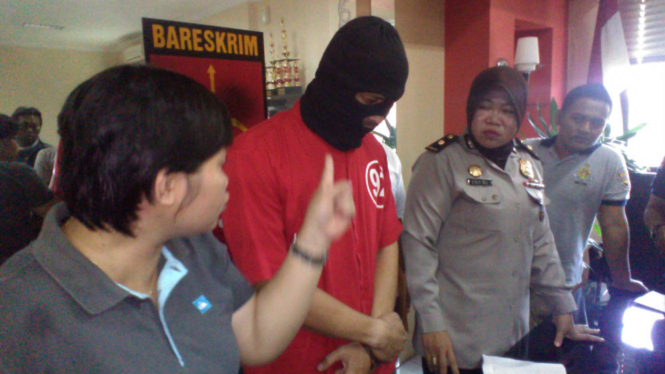 Bapak perkosa anak tiri.