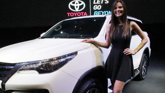 Janaine di tengah acara All New Fortuner.