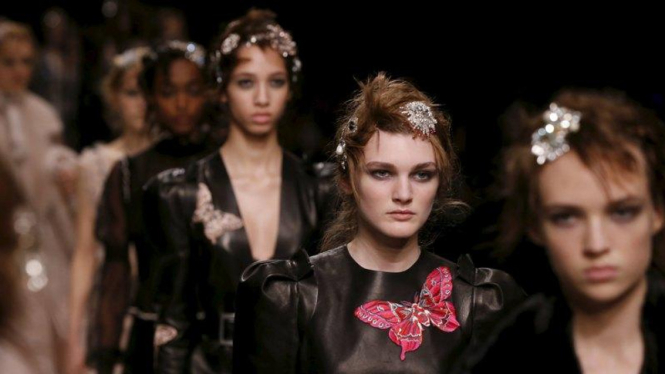 Koleksi Alexander McQueen di LFW