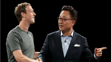 CEO Facebook, Mark Zuckerberg dalam pengumuman Galaxy S7