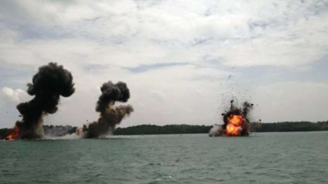 Penenggelaman kapal-kapal pencuri ikan di perairan Batam beberapa waktu lalu. 