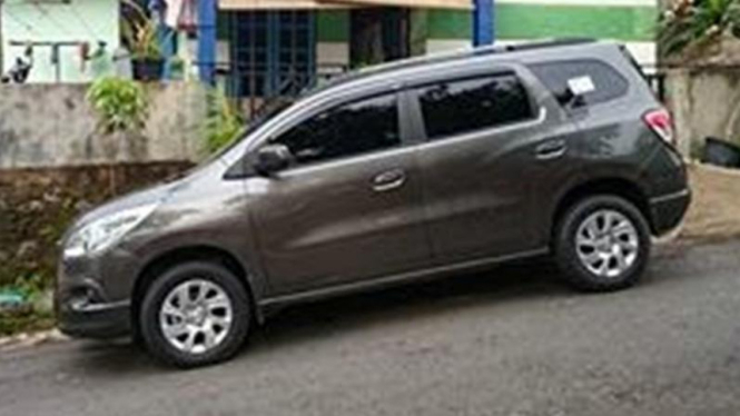 Parkir di jalanan miring.