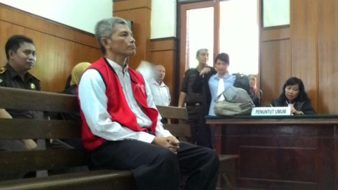 Terdakwa Djujuk Heru Subroto penyiram air keras kepada selingkuhannnya saat disidang di Pengadilan Negeri Surabaya pada Selasa, 23 Februari 2016.