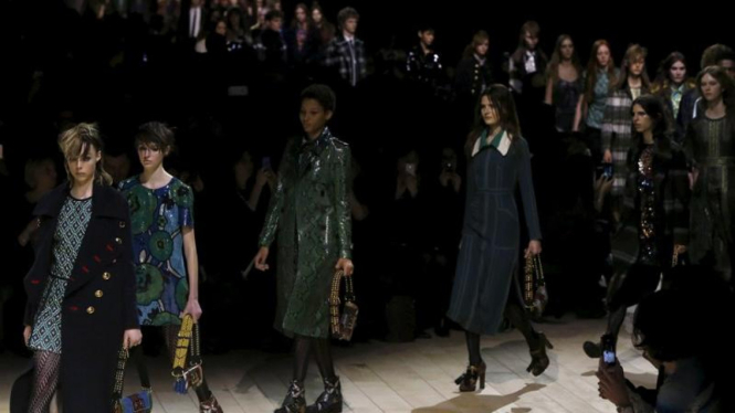 Pameran busana Burberry di London Fashion Week 