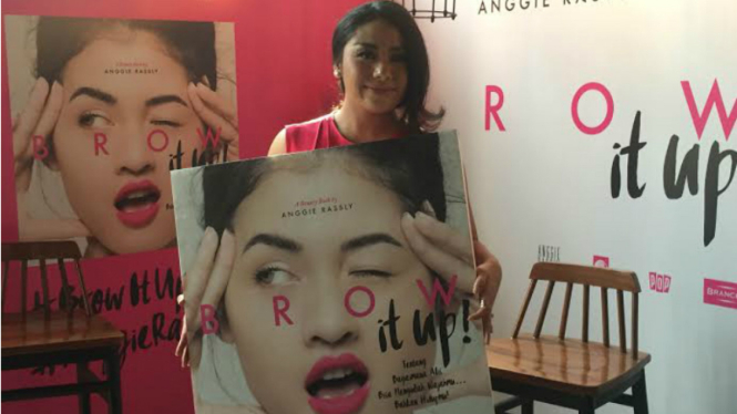 Pakar kecantikan alis Anggie Rassly
