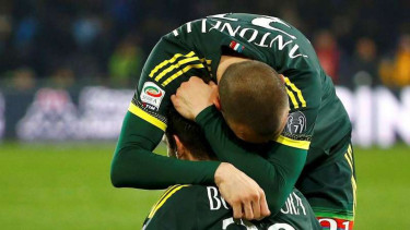 Para pemain AC Milan merayakan gol.