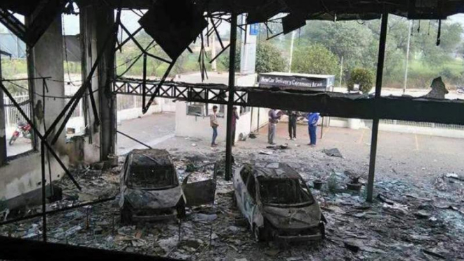 Salah satu diler di Haryana yang dibakar.