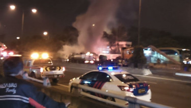 Truk terbakar