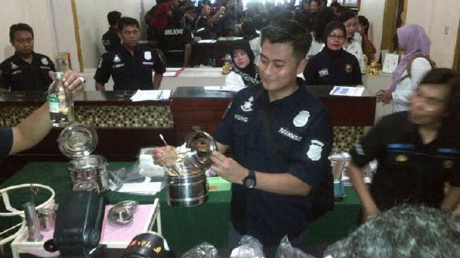 Ilustrasi/Polisi psaat memperlihatkan peralatan aborsi di klinik aborsi Menteng Jakarta Pusat