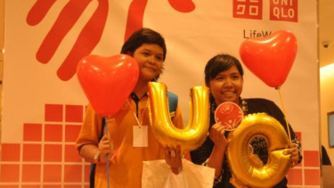 tlet SOIna dan karyawan Uniqlo berfoto dalam acara bertema In Store Shopping Experience. 