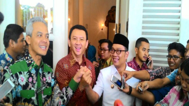 Gubernur Jawa Tengah Ganjar Pranowo, Gubernur DKI Basuki Tjahaja Purnama (Ahok) dan Wali Kota Bandung, Ridwan Kamil salam komando di Balaikota, Jakarta, Kamis, 25 Februari 2016.