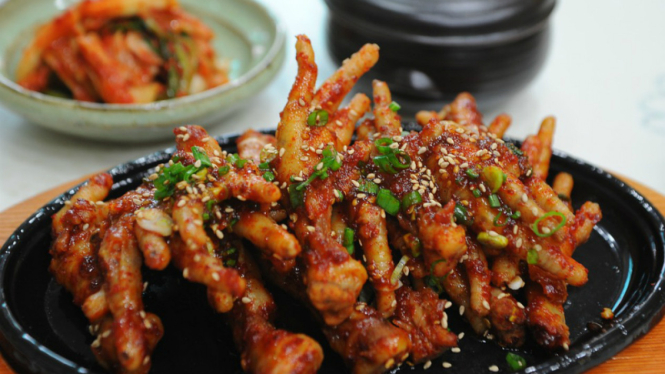 Ceker ayam.