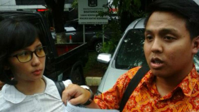 Kuasa hukum dua bocah warga Pulogadung, Jakarta Timur, yang menjadi korban penganiayaan dua orang dewasa seusai melapor kepada Polda Metro Jaya pada Kamis, 25 Februari 2016.