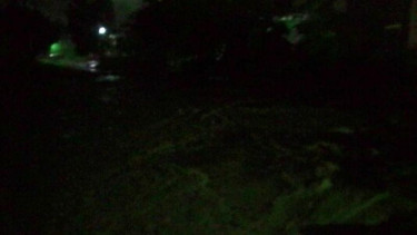Kali Sadang di Cibitung, Bekasi, Jawa Barat, sudah hampir meluap pada Kamis malam, 25 Februari 2016.