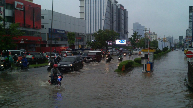 Sejumlah mobil menerobos banjir beberapa waktu silam.  Mobil terkena banjir rawan berkarat.