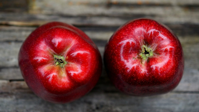 Buah apel merah.