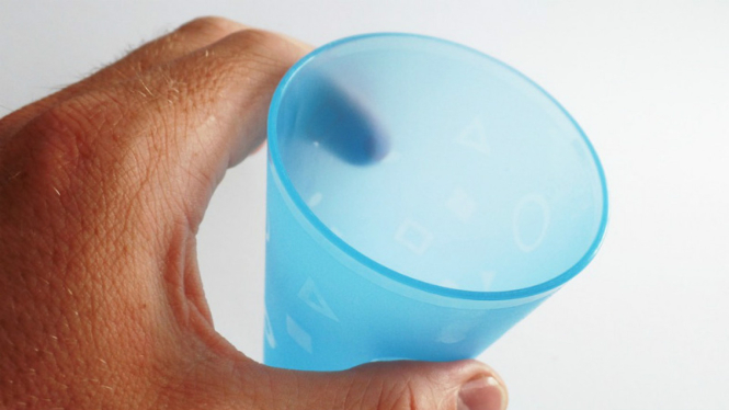 Ilustrasi gelas plastik.