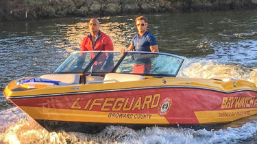 Dwanye 'The Rock' Johnson dan Zac Efron dalam film Baywatch