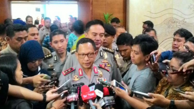 Irjen Pol Tito Karnavian memberikan keterangan pers di Balaikota, DKI Jakarta, Jumat, 26 Februari 2016.