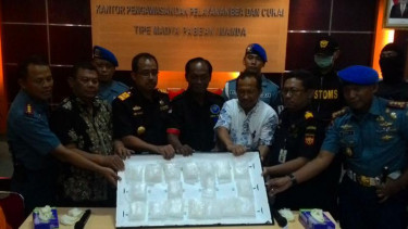 Barang bukti sabu-sabu 2,57 kilogram saat dirilis Bea dan Cukai Bandara Juanda di Surabaya pada Jumat, 26 Februari 2016.