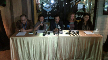 Kuasa hukum kedua guru JIS, Patra M. Zen menggelar konferensi pers di Jakarta